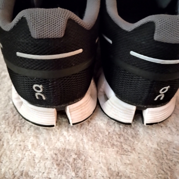 Women's On Running Athletic Shoes - Picture 9 of 10